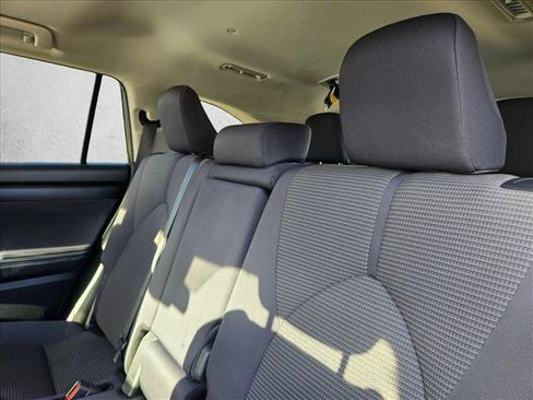 Used 2025 Toyota Highlander LE FWD image 19