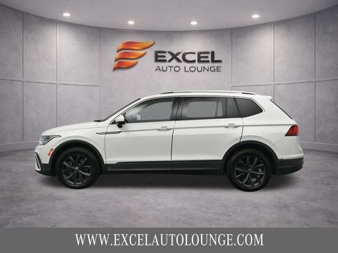 Used 2022 Volkswagen Tiguan SE w/ Panoramic Sunroof Package image 3