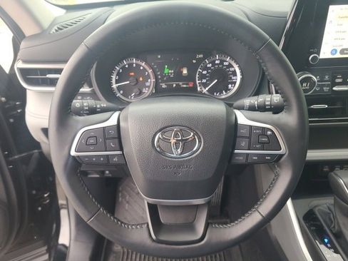 Used 2024 Toyota Highlander LE image 19