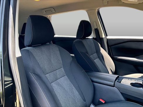 Certified 2025 Nissan Rogue SV FWD image 9
