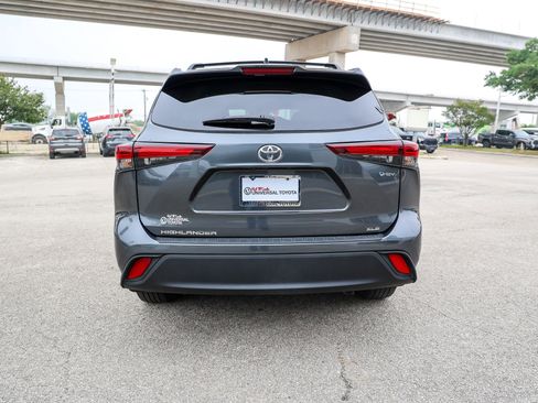 Used 2025 Toyota Highlander XLE AWD/4WD image 8