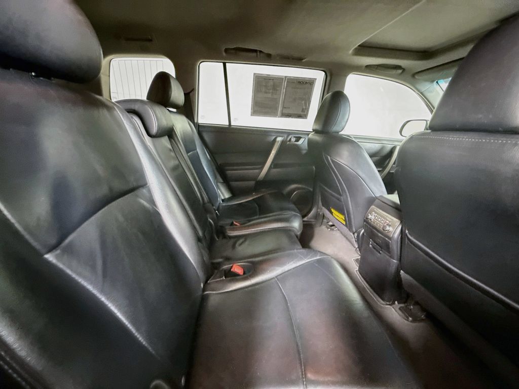 Used 2013 Toyota Highlander SE AWD/4WD image 28