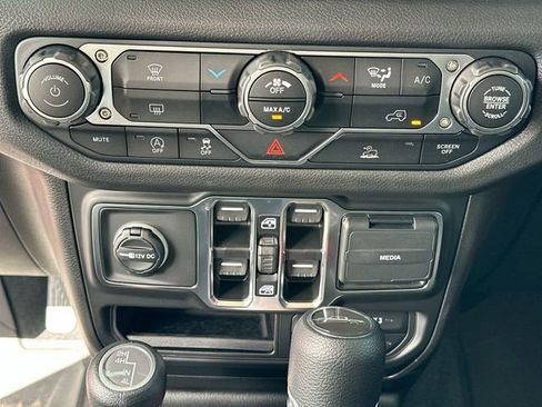 New 2025 Jeep Gladiator Sport image 21