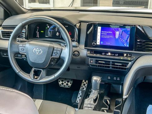 Used 2025 Toyota Camry SE AWD/4WD image 12