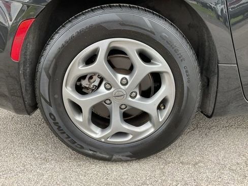 Used 2023 Chrysler Pacifica Limited image 11