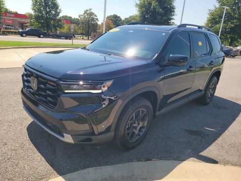 Certified 2025 Honda Pilot TrailSport image 7