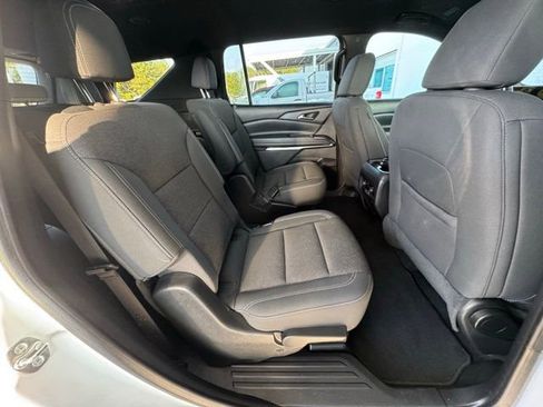 Used 2025 Chevrolet Traverse LT image 24