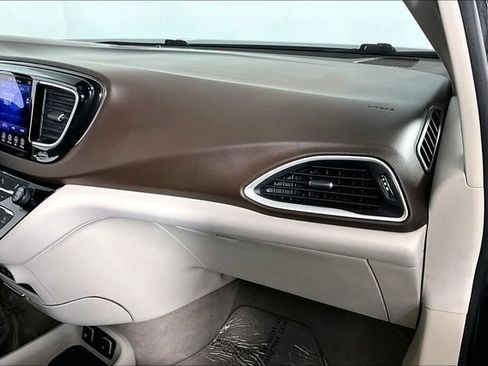 Used 2017 Chrysler Pacifica Touring Plus FWD image 20