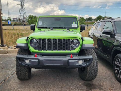 Used 2025 Jeep Wrangler Unlimited Rubicon AWD/4WD image 3