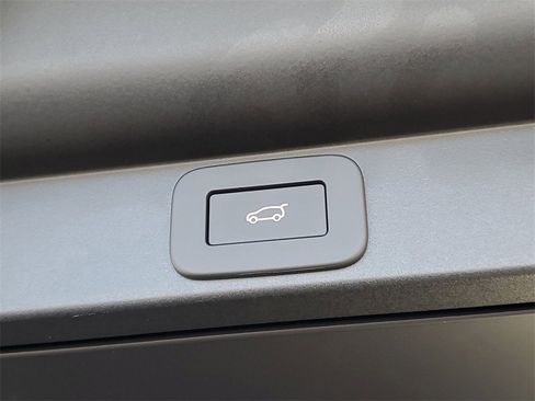 New 2026 Land Rover Range Rover SE image 9