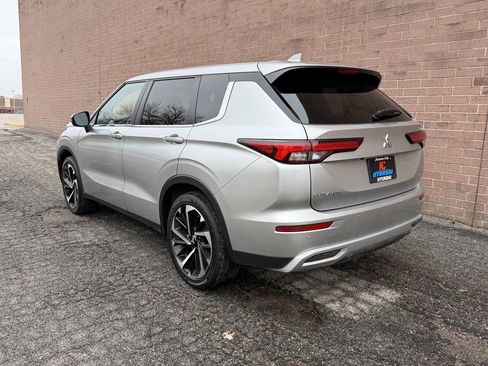 Used 2024 Mitsubishi Outlander SE image 3