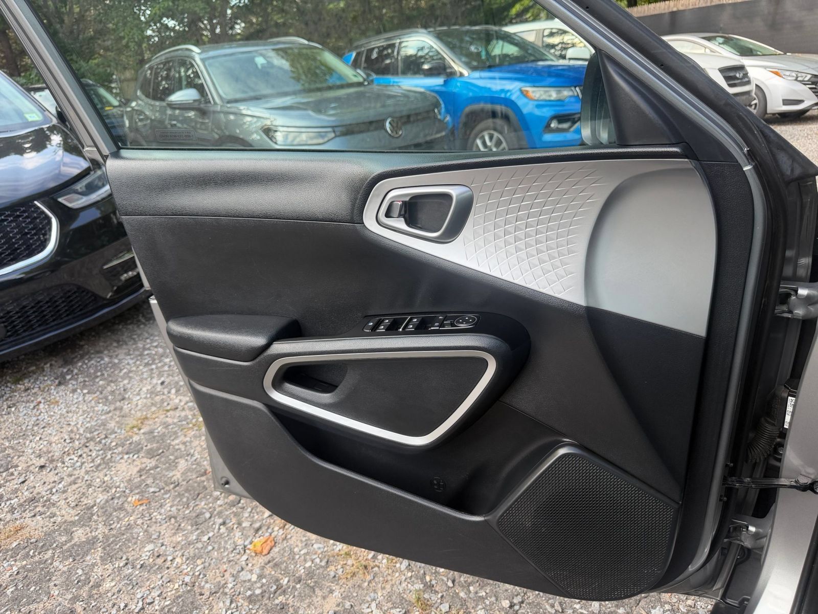Used 2025 Kia Soul LX w/ LX Technology Package FWD image 18