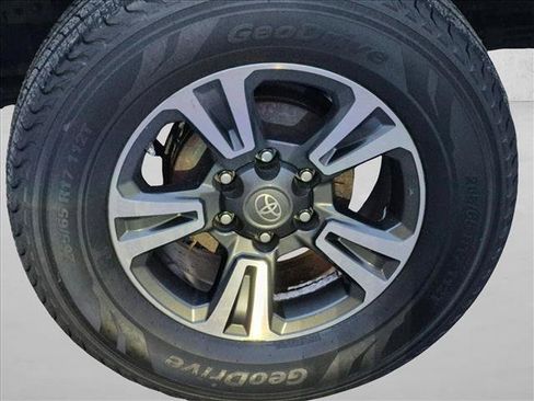 Used 2017 Toyota Tacoma TRD Sport w/ Premium & Technology Package RWD image 16