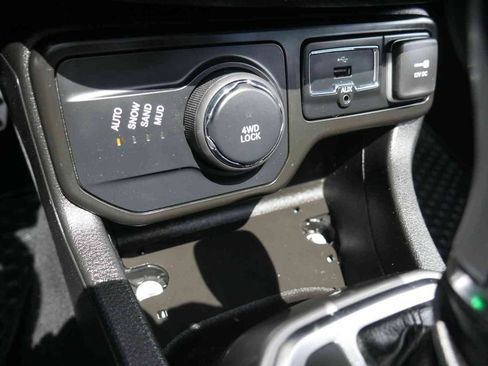 Certified 2022 Jeep Renegade Limited w/ Sun, Sound & Wheels Group AWD/4WD image 30