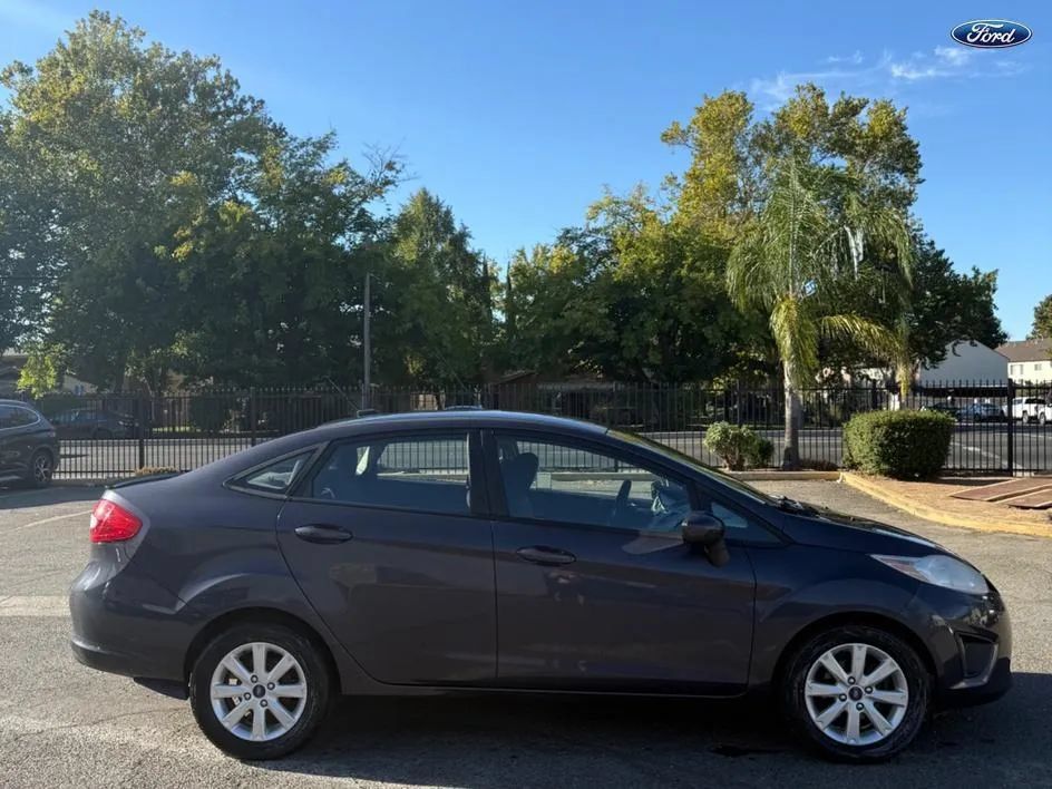 Used 2012 Ford Fiesta SE FWD image 4