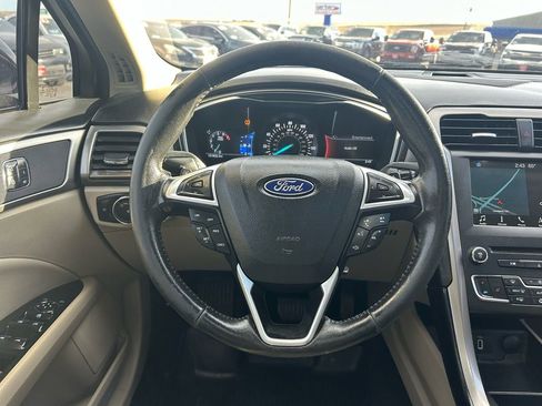 Used 2017 Ford Fusion SE w/ Fusion SE Technology Package image 13