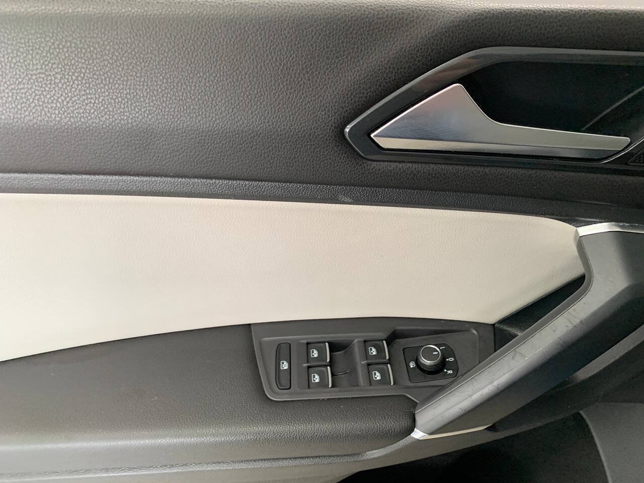 Used 2018 Volkswagen Tiguan SE AWD/4WD image 22