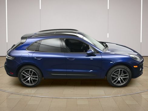 Certified 2025 Porsche Macan AWD/4WD image 39