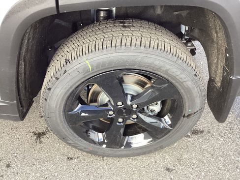 New 2025 Jeep Grand Cherokee L Laredo image 28