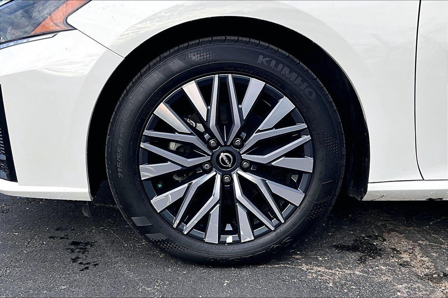 Used 2025 Nissan Altima 2.5 SV FWD image 9