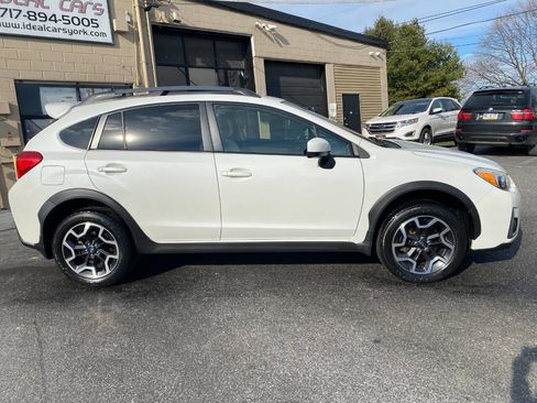 Used 2017 Subaru Crosstrek 2.0i Premium w/ Moonroof Package image 2