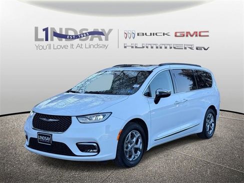 Used 2023 Chrysler Pacifica Limited image 5