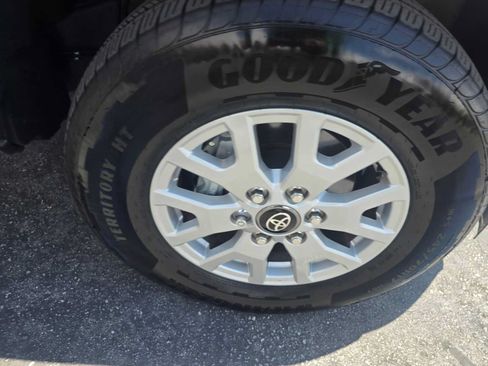 Used 2025 Toyota Tacoma SR5 AWD/4WD image 9