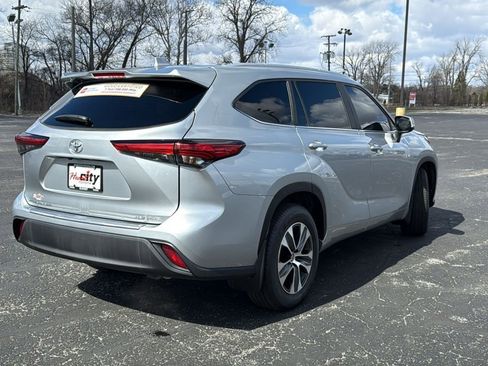 Used 2023 Toyota Highlander XLE image 9