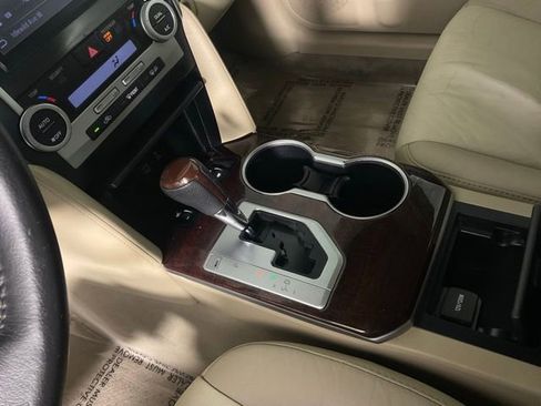 Used 2013 Toyota Camry XLE w/ Leather Pkg image 19