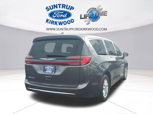 Used 2023 Chrysler Pacifica Touring-L image 3