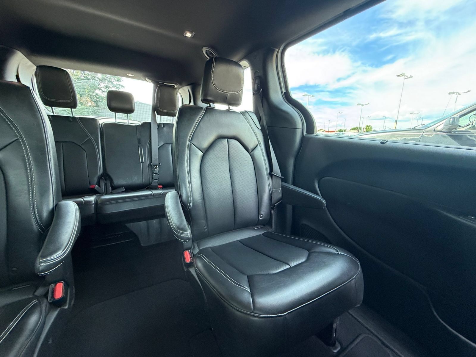 Used 2025 Chrysler Pacifica Select FWD image 39
