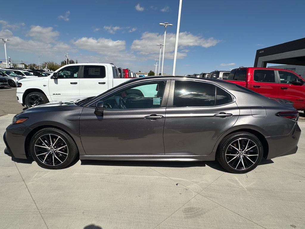 Used 2022 Toyota Camry SE FWD image 3