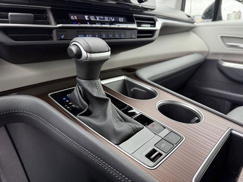 Certified 2023 Toyota Sienna XLE image 28