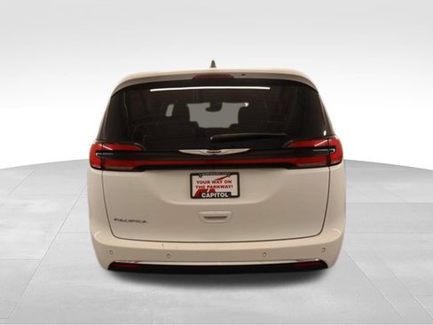 Used 2025 Chrysler Pacifica Select FWD image 3