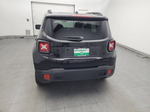 Used 2017 Jeep Renegade Latitude FWD image 6