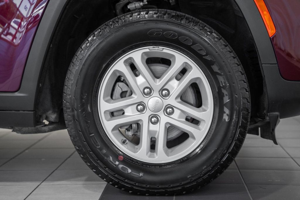 Certified 2024 Jeep Grand Cherokee Laredo w/ Luxury Tech Group I AWD/4WD image 16