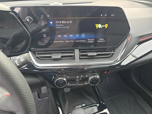 Used 2025 Chevrolet Trax RS w/ Sunroof Package image 35