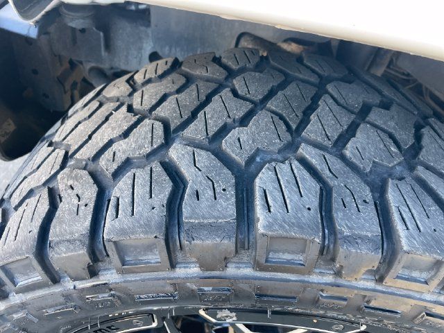 Used 2018 Jeep Wrangler Unlimited Sahara w/ Connectivity Group AWD/4WD image 27