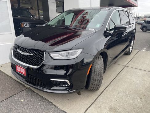 Used 2024 Chrysler Pacifica Touring-L image 64