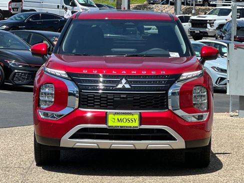New 2025 Mitsubishi Outlander SE image 8