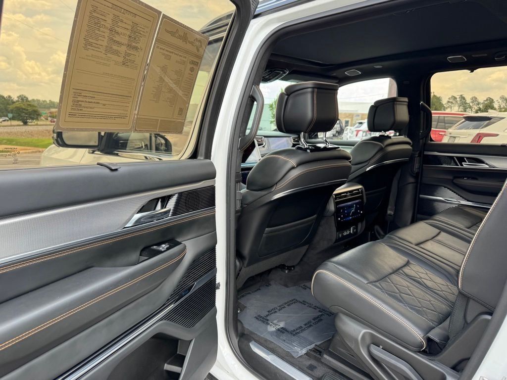 Used 2023 Jeep Grand Wagoneer Series III AWD/4WD image 39