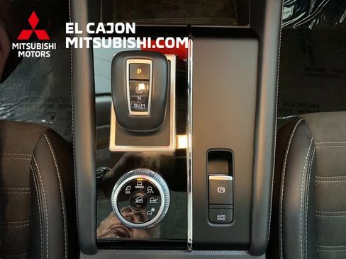 Used 2024 Mitsubishi Outlander SE image 16