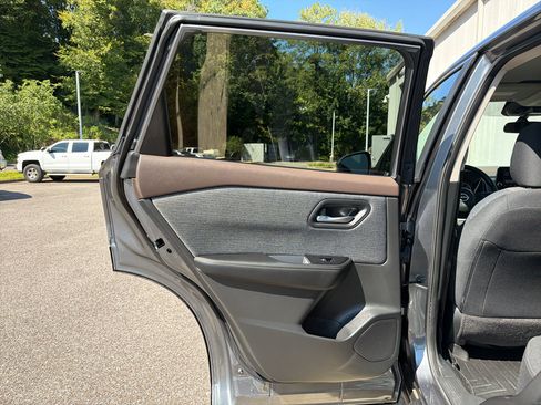 Used 2023 Nissan Rogue SV FWD image 12