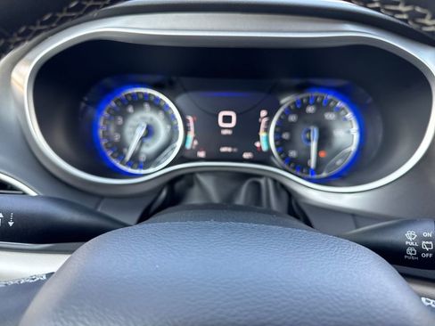 Certified 2023 Chrysler Pacifica Touring-L image 18