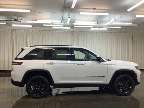 Used 2023 Jeep Grand Cherokee Altitude AWD/4WD image 4