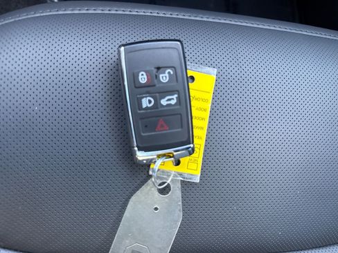 Used 2025 Land Rover Range Rover Sport SE image 25