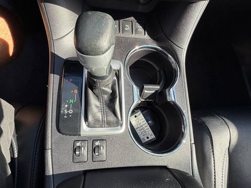 Used 2018 Toyota Highlander SE AWD/4WD image 25