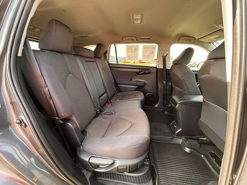 Used 2022 Toyota Highlander LE image 33