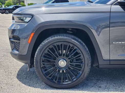 Used 2022 Jeep Grand Cherokee Laredo w/ Luxury Tech Group I AWD/4WD image 8