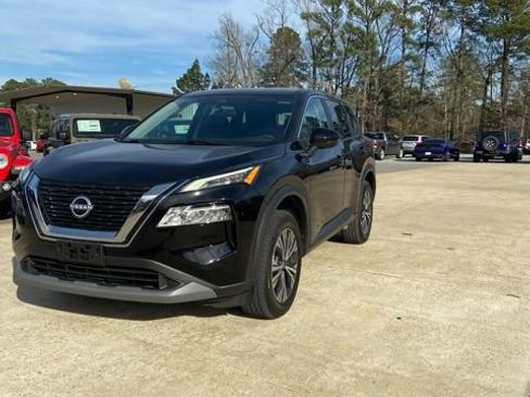 Used 2022 Nissan Rogue SV image 2